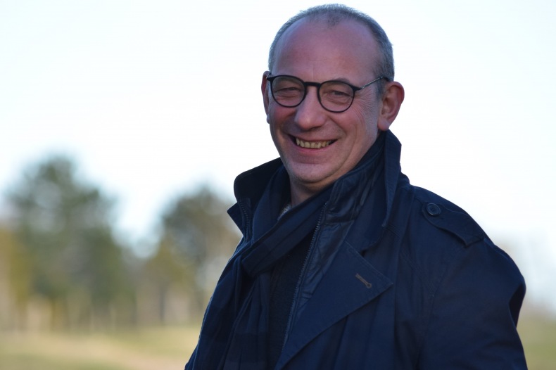 André Bonnard agriculteur en Gaec à La Terrasse-sur-Dorlay (42) a eu l'idée de créer le concept "Né d'une seule ferme®" puis lui est venu l'idée de créer une yaourterie mobile ! Découvrez son parcours 👇🏼
#Ceuxquifontlelait @_NUSF 

lessor42.fr/ne-d-une-seule…