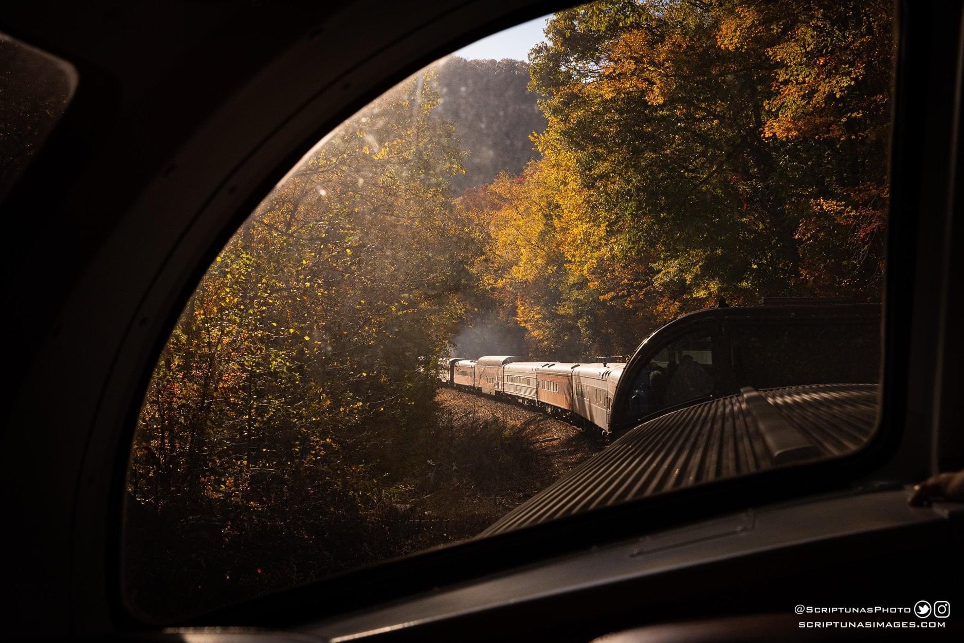 Autumn Colors Express (acewva) / Twitter