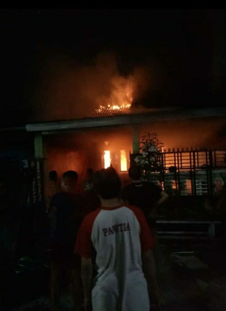 "Gegara game online bakar rumah tetangga."

Aslii parahh
Loc. Sidoarjo, tetangga gw ndiri 🤧
<a href="/e100ss/">Radio Suara Surabaya</a>