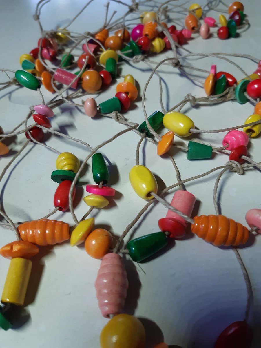 PIZuidOost's tweet photo. Gedetineerden krijgen van onze pastor Margreet tijdens de Moederdagviering in PI Zuid-Oost, locatie Ter Peel een ketting. Iedere kraal heeft een eigen betekenis om aan het rozenkransgebed, in het kader van meimaand Mariamaand, een eigen invulling te geven. PI Zuid-Oost boeit! https://t.co/7eaanQDp1o