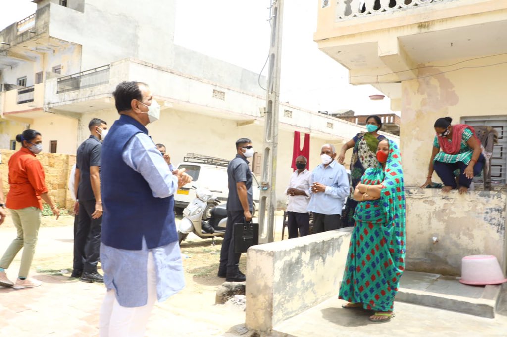 vijayrupanibjp's tweet photo. “મારૂં ગામ, કોરોના મુક્ત ગામ” અભિયાન અન્વયે ગાંધીનગર જિલ્લાના કલોલ તાલુકાના આરસોડિયા ગામના ગ્રામજનો સાથે કોરોનાની સ્થિતિ અંગે ચર્ચા કરીને, ખબર અંતર પૂછ્યાં હતા. https://t.co/u1pfbcXn31