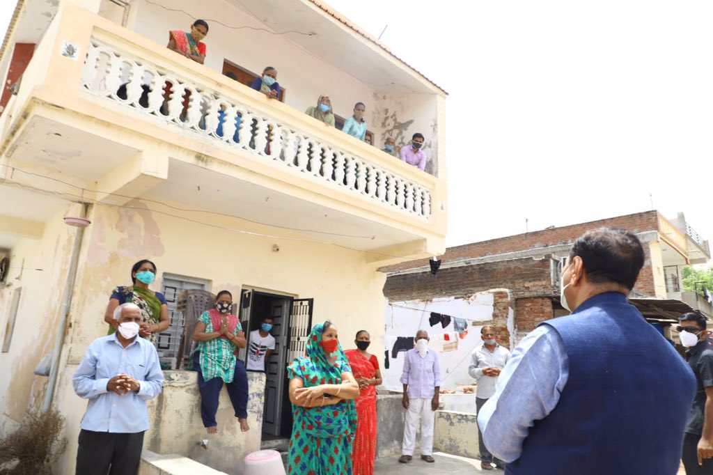 vijayrupanibjp's tweet photo. “મારૂં ગામ, કોરોના મુક્ત ગામ” અભિયાન અન્વયે ગાંધીનગર જિલ્લાના કલોલ તાલુકાના આરસોડિયા ગામના ગ્રામજનો સાથે કોરોનાની સ્થિતિ અંગે ચર્ચા કરીને, ખબર અંતર પૂછ્યાં હતા. https://t.co/u1pfbcXn31