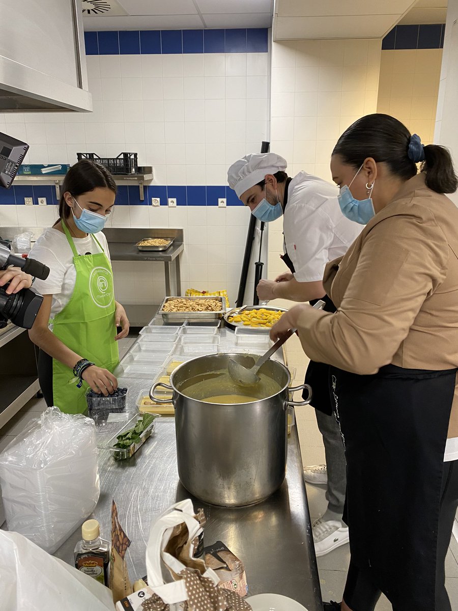 AVPteVallecas's tweet photo. Solo podemos dar un millón de gracias a @DaniMChef9 y a @Espacio_EMMA  de la Fundación Padre Llanos por su colaboración con @SomosTribuVK que hoy han hecho un menú de estrellas para las vecinas/os de Vallecas. Vecinas cuidando a vecinas.  #SomosBarrio #VallekasSeQuiere https://t.co/g8AevVEig8