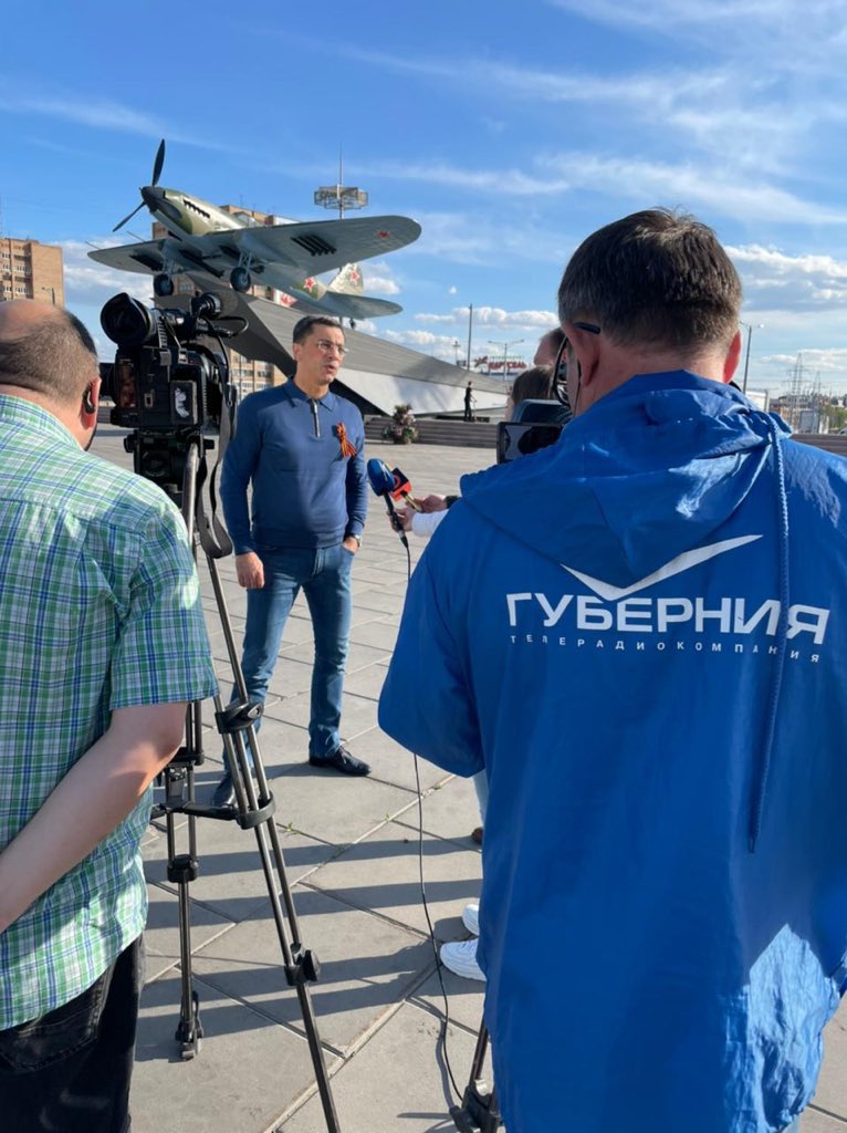 Легендарный штурмовик «Ил-2», выпущенный на авиационном заводе Куйбышева в 1943 году. Был сбит в бою за аэродром Алакуртти, где базировались немцы. Найден в таежном болоте в 1972-м. Восстановлен на родном самарском заводе. Стал символом трудового вклада Самары в Победу.
