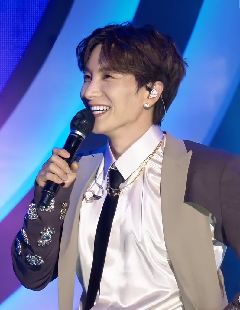 jungshyu's tweet photo. leeteuk looked incredibly pretty today❤️‍🔥🥺 https://t.co/nnbkSUgyar