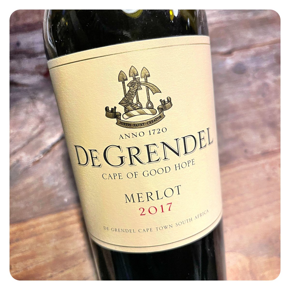 gregsherwoodmw's tweet image. Never been a massive fan of pure Merlot unless from Bordeaux, Napa or Bolgheri but this @degrendelwines 2017 Merlot shows polished elegance, an intriguing reductive saline cassis, salty liquorice, black cherry and smokey charcoal ember nuances. A very smart effort. 92/100 GSMW