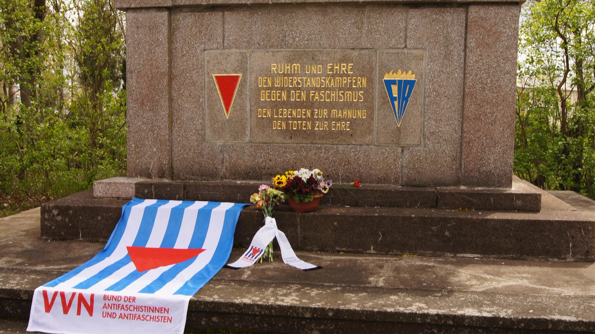 UMdenkenTemplin's tweet photo. #8Mai1945 zum Feiertag! Gedenken am #TagderBefreiung vom Nationalsozialismus vor 76 Jahren in #Templin. Niemand ist vergessen! 
Ehre den Verfolgten und den 143 in Templin gefallenen sowjetischen Soldaten.
#NieWieder

@VVN_BdA_BRB https://t.co/12sEEueu6T