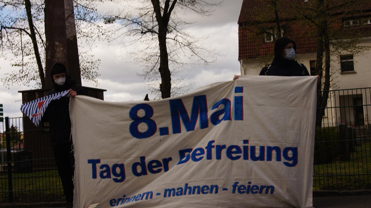 UMdenkenTemplin's tweet photo. #8Mai1945 zum Feiertag! Gedenken am #TagderBefreiung vom Nationalsozialismus vor 76 Jahren in #Templin. Niemand ist vergessen! 
Ehre den Verfolgten und den 143 in Templin gefallenen sowjetischen Soldaten.
#NieWieder

@VVN_BdA_BRB https://t.co/12sEEueu6T