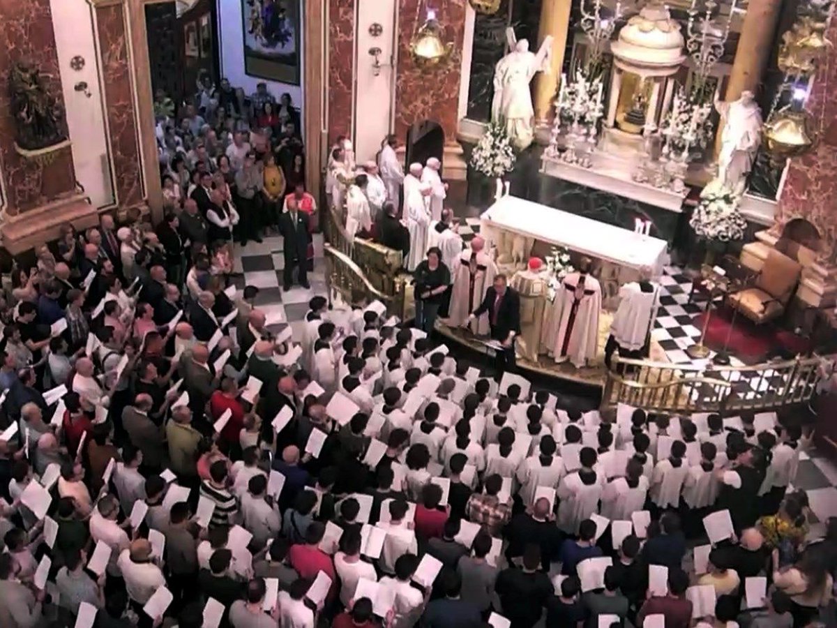escolaniavlc's tweet photo. L'Escolania de la Mare de Déu dels Desamparats i més de 150 antics escolans, en poques hores, interpretaran la Salve Solemnísima. Dirigida per Luis Garrido, antic escolà i director de l'Escolania. 
Serà a porta tancada, però podeu veure-ho
https://t.co/Z0X0Cnj94Y Quina il·lusió! https://t.co/TC9y4jSdm0