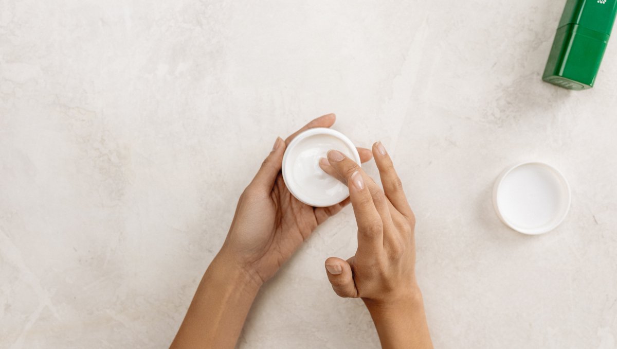 Phluff promotes natural hydration, which mimics the bilayer of our skin cells, leaving you deeply hydrated no matter your skin type. Packed with skin-loving jojoba oil and squalane, our moisturizer hydrates without clogging your skin with excessive oil. 

l8r.it/uUgf