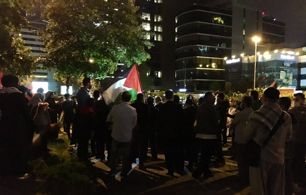 Sajidnaiyer's tweet photo. Pictures from Istanbul: 
Turkish people gather to protest outside the israeli consulate in istanbul.
Biggest Extremist, war-criminal and illegal Terrorist state of the world is Israel! 

#IsraeliAttackonAlAqsa
#PalestiniansLivesMatter
#BoycottIsrael https://t.co/CQF8vVOXlf