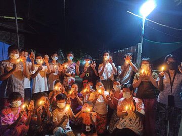 People protest against Military Coup in Tampawadi ward, ChanMyaTharZi tsp , Mandalay in the night of May 8.

#WhatsHappeningInMyanmar
#May8Coup