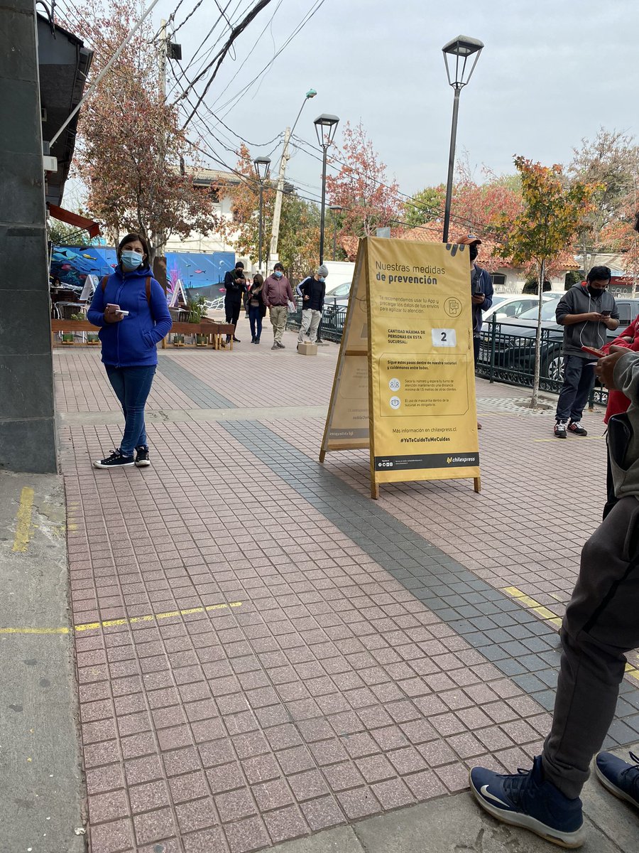 vilgu_fesan's tweet photo. Un desastre @Chilexpress @ChilexpressHelp en pandemia, en vez de enviar paquetes a domicilio lo dejan en oficina, obligan a hacer cola y cero solución @biobio @chile. En misma sucursal me dicen q es x qué algunos Carrier les pagan por encomienda y otros no, y deciden no llevarlos https://t.co/CXT51kFdqh