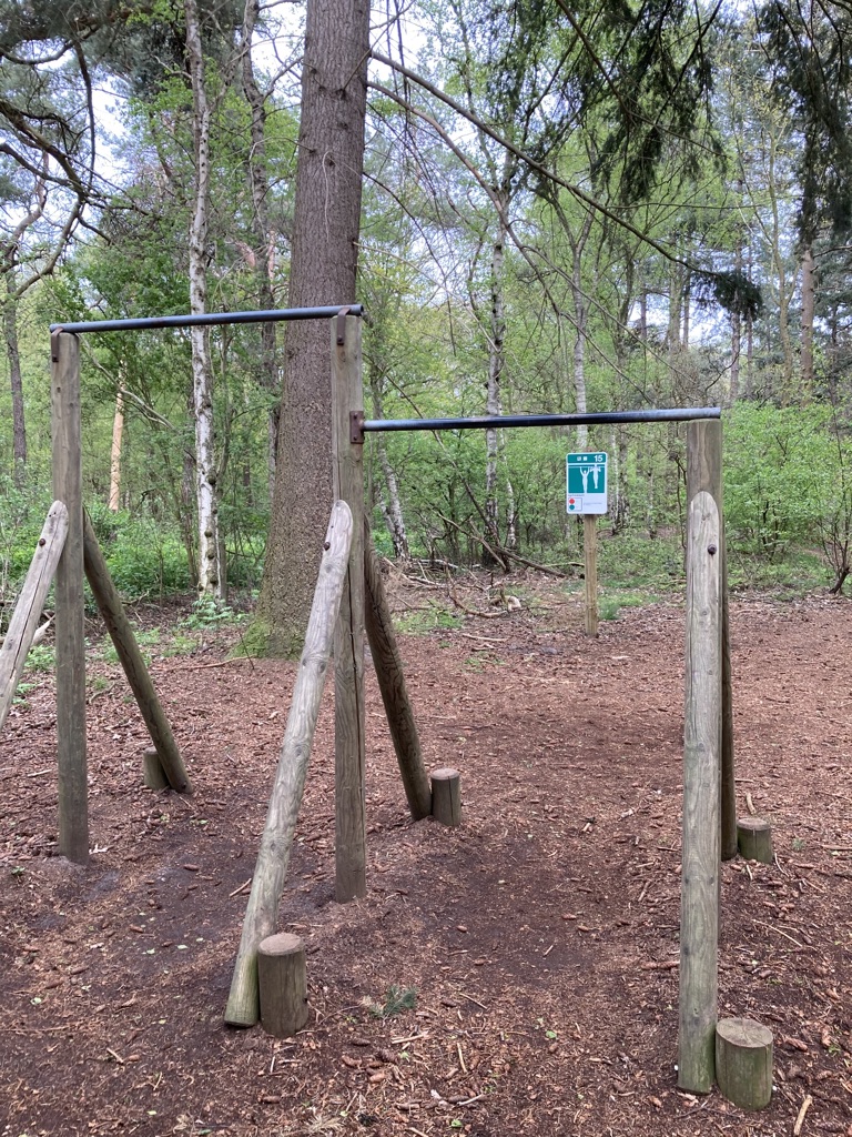 ArtsDennis's tweet photo. Persoonlijke mening: deze mogen ze van mij in elk bosperceeltje aanleggen. Overal net even andere oefeningen, online competitie aanmaken, trainingsclubjes organiseren. Enfin, jullie hebben beeld, nu de beleidsmakers nog 😉
#bewegen #sport #MoveToBe https://t.co/QiidhXg5FT