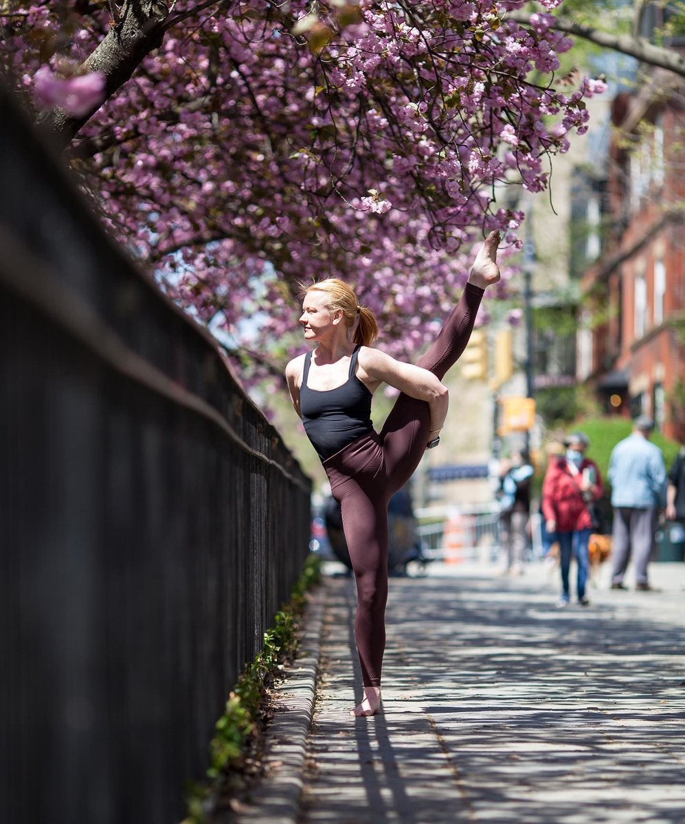 KiraGraceyoga's tweet image. "Some old-fashioned things like fresh air and sunshine are hard to beat." - Laura Ingalls Wilder

 @Claudiajasperyoga in the Grace Yoga Bodysuit &amp;amp; KB Seamless Legging in Cocoa! 

📸 @lyanlex1 @davidtufinophotography
#KiraGrace #SeamlessCollection #KathrynBudig #AmazingKIRAgrace