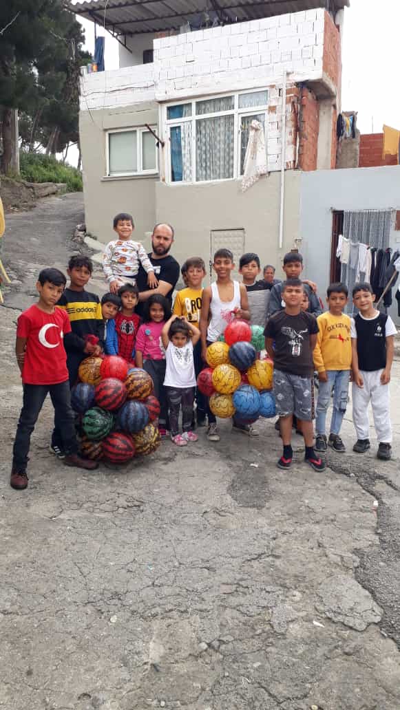 Hane hane ihtiyaç sahiplerine koli dağıtımı yaptık esnaf ve iş insanlarımızdan gelen nakdi yardımları ulaştırdık hatta çocukları bile unutmadık yüzlerini güldürdük yalancı it 17 daire satmış yemiş 6 mağaza ha köpek hain köpek