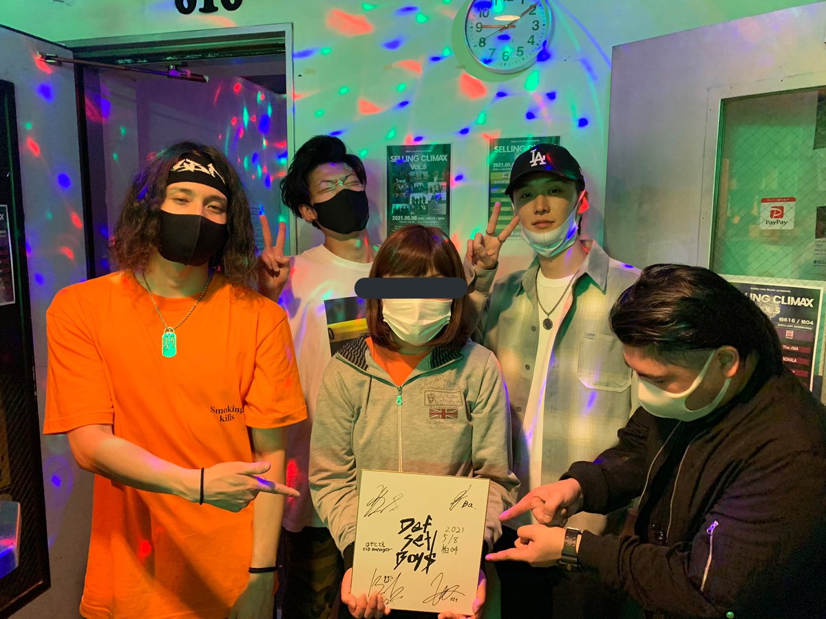 Gang_of_Four11's tweet photo. LIVE中もとても良い表情してた😌話したらめっちゃ面白くて楽しい方達😆ハヤト🅿️監修のもと、記念にサインを書いてもらいました❕大切にします🙏🏻またどこかで会える事を願って🍀踏み出した一歩が幸せでありますように。これからも楽しんで輝いてください🌟
#DefSetBoys https://t.co/TlqnFmkRei