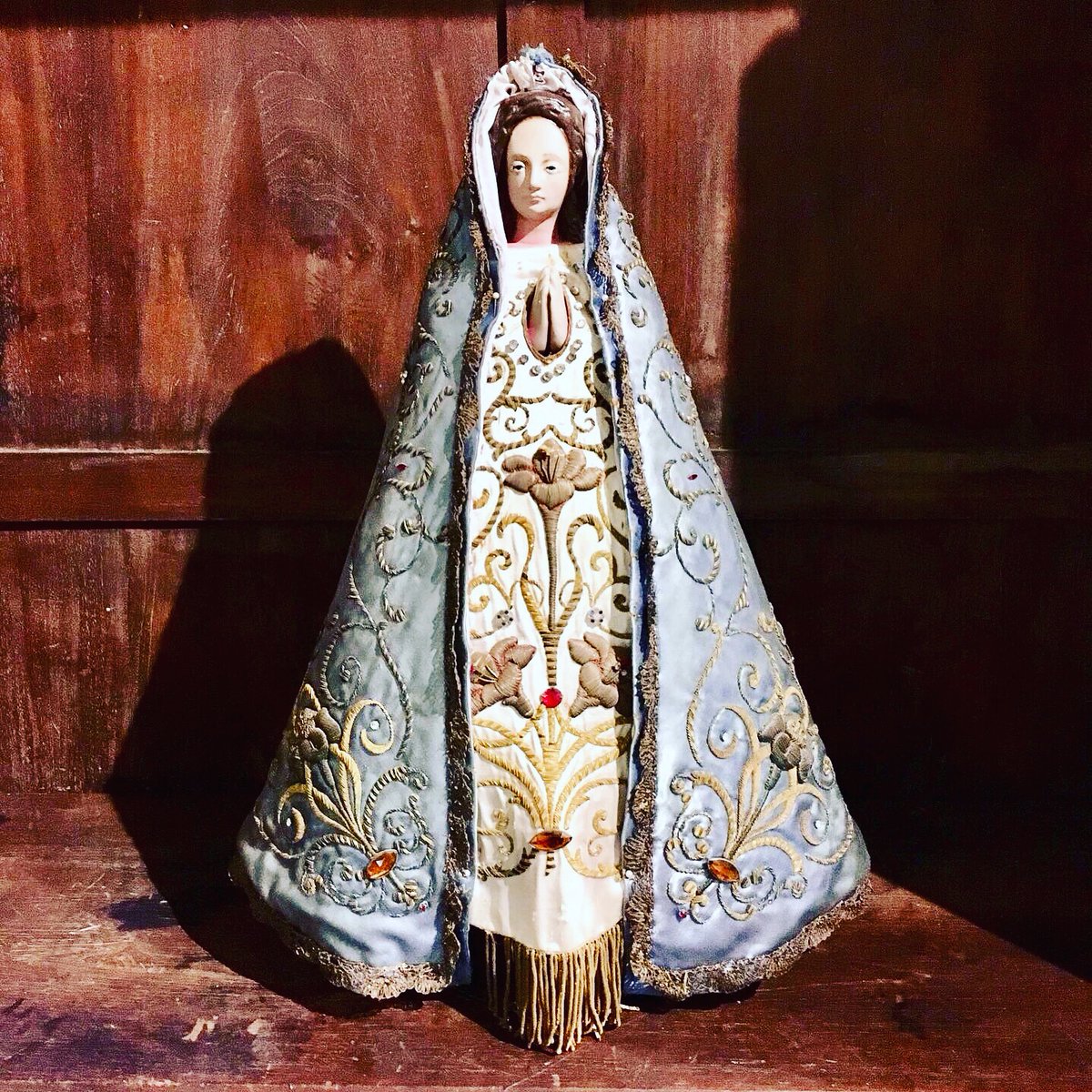 “Una memoria fuerte garantiza un futuro seguro. Recuerden todo lo que la Virgen ha hecho en nuestra Patria. Déjense acompañar por ella y acompáñenla en su camino”. 

8 de mayo, Día de Nuestra Señora de Luján. Patrona y guía de Argentina. La Jefa. 

#Luján #NtraSraDeLuján #LaJefa
