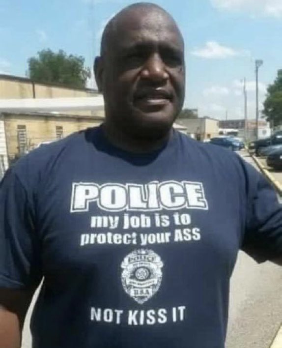 CRRJA5's tweet image. My job is to PROTECT
your A$$

Not KISS it 
#BackTheBlue