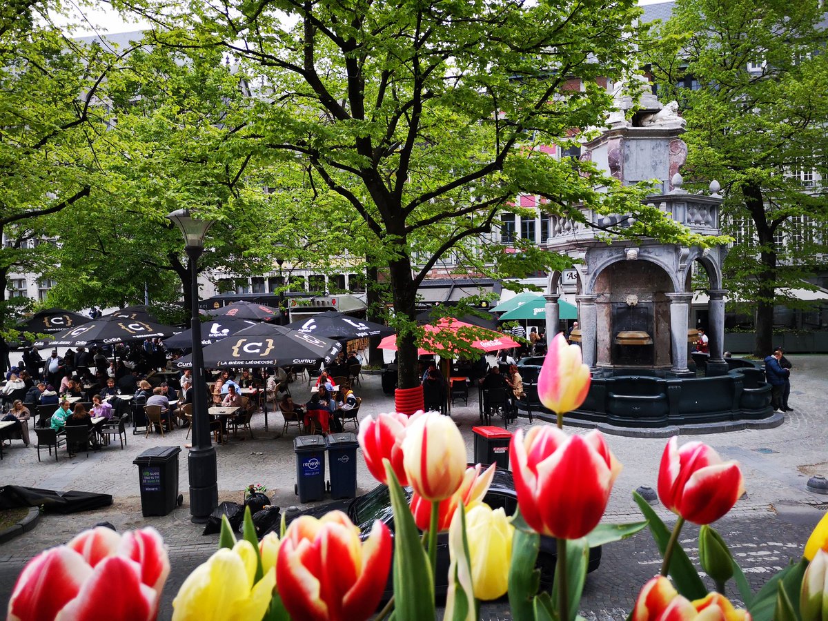 Terrasses des grands jours à #Liège, carrément difficile de trouver une table 😋