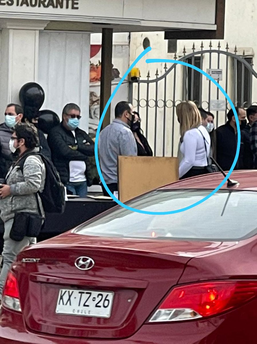 pacheribe's tweet photo. Oiga @rodrigovattuone dígale a su fotógrafa que use mascarilla, si llega a ser elegido me imagino que hará lo que quiera, demos el ejemplo, esto fue hoy cuando llego de paracaidista a la protesta de locatarios, las fotos no son montajes como sus fotos que sube
@vinadenuncia https://t.co/5ATgbMh3Un