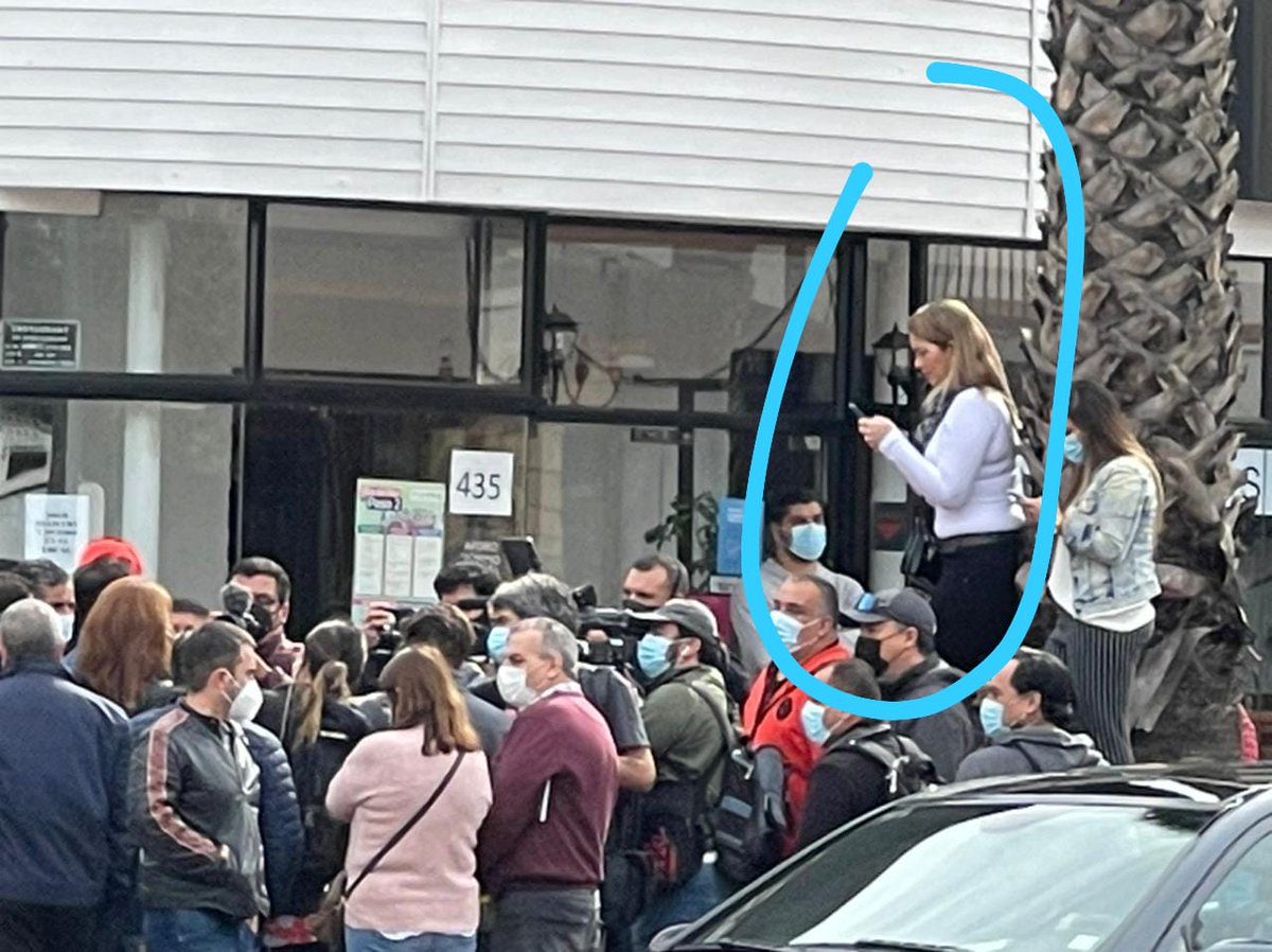 pacheribe's tweet photo. Oiga @rodrigovattuone dígale a su fotógrafa que use mascarilla, si llega a ser elegido me imagino que hará lo que quiera, demos el ejemplo, esto fue hoy cuando llego de paracaidista a la protesta de locatarios, las fotos no son montajes como sus fotos que sube
@vinadenuncia https://t.co/5ATgbMh3Un