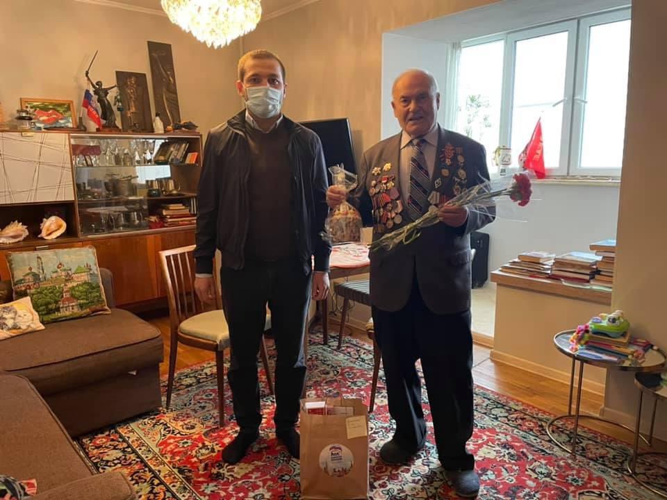 24karlito's tweet photo. Поздравили  Ветеранов Великой Отечественной Войны с Великим праздником Победы и светлым праздником Пасхи, подарив подарки с наилучшими пожеланиями. 
#МосковскаяВесна #ЕРПомогает
 #ЗнатьЧтобыПомнить, #ПоздравляемВетеранов  #ЕРМосква
#ЕРЗАО https://t.co/FpCvKRWYLj