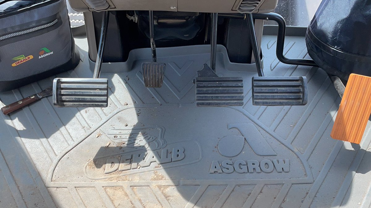 clintchaffer's tweet photo. @Asgrow_DEKALB @tractor_mat These mats are awesome! And I love the logos! #asgrow #DEKALB #farming #tractormat #AgTwitter #plant21 https://t.co/scaqqXbi1b