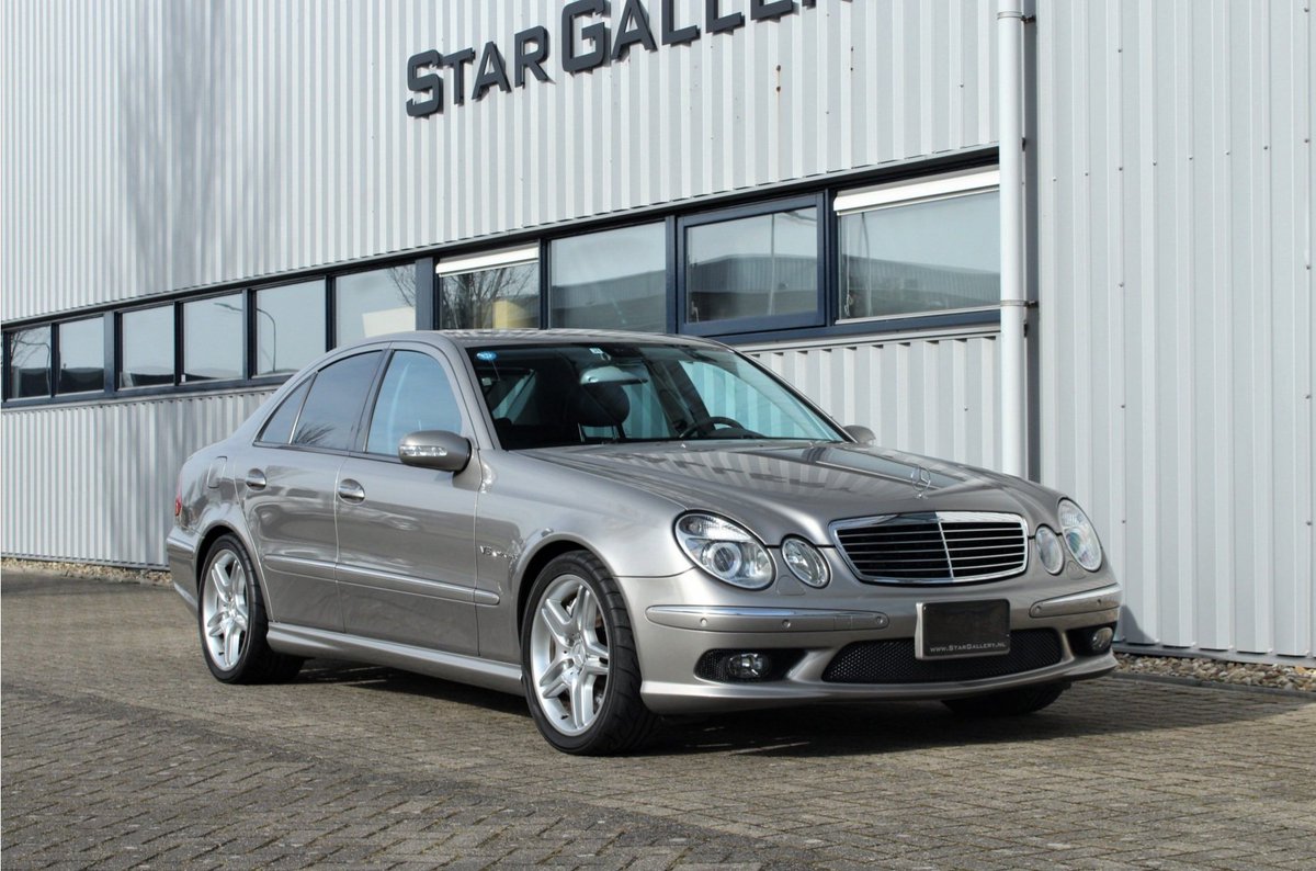 thestargallery's tweet photo. Daar gaat Jeroen met zijn sensationeel mooie #Mercedes E55AMG met slechts 65000km! #afgeleverd #W211 #AMG #M113K #V8 #kompressor #476pk #700Nm #retesnel #wolfinschaapskleren #topkleur #topconditie #compleet #historie #youngtimer #liefhebbergevonden  https://t.co/DOdN6o8P1S https://t.co/bqKFRyi449