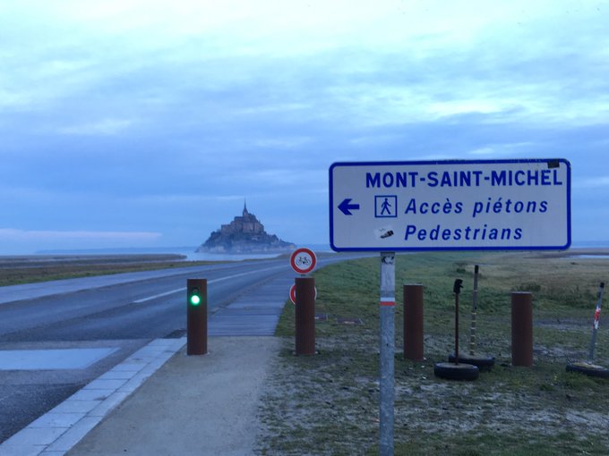 三年前俺はモン・サン・ミシェルにいた。こんな世の中になるなんて.. https://t.co/ciHVKkbVId