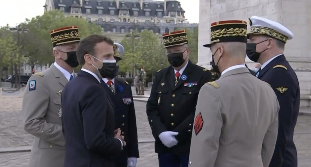 tcabarrus's tweet image. Image forte: #EmmanuelMacron met au #gardeavous les chefs de toutes les #Armees, et le chef d&apos;#ÉtatMajor, le général #FrancoisLecointre. L&apos;occasion de rappeler que selon l&apos;article 15 rédigé par le général #deGaulle, le président est chef des Armées et qu&apos;elles doivent lui obéir.