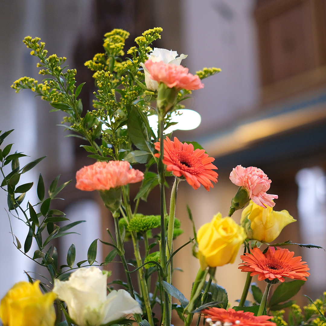 Bfdcathedral's tweet photo. The flowers for this week's #Easter6 service have been given by John and Nora Whitham, in celebration of birthdays and to remember especially members of Nora's family living in Canada, who are all marking special birthdays around this time. https://t.co/A3D5iZYOlS