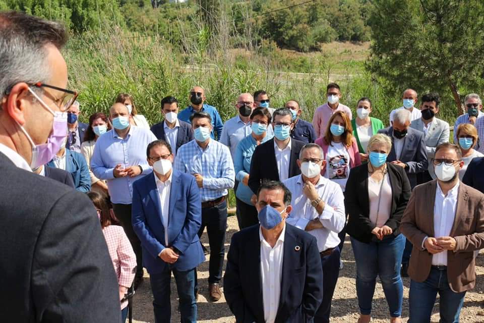 MulaPsoe's tweet photo. López Miras tiene que abandonar la confrontación y centrarse en vacunar para sacar a la Región de la cola de la vacunación.

Alcaldes y alcaldesas están dando una lección de responsabilidad ofreciendo todos sus recursos desde el primer momento.

Vacunar es salud y es empleo. https://t.co/pIK7WYpJWr