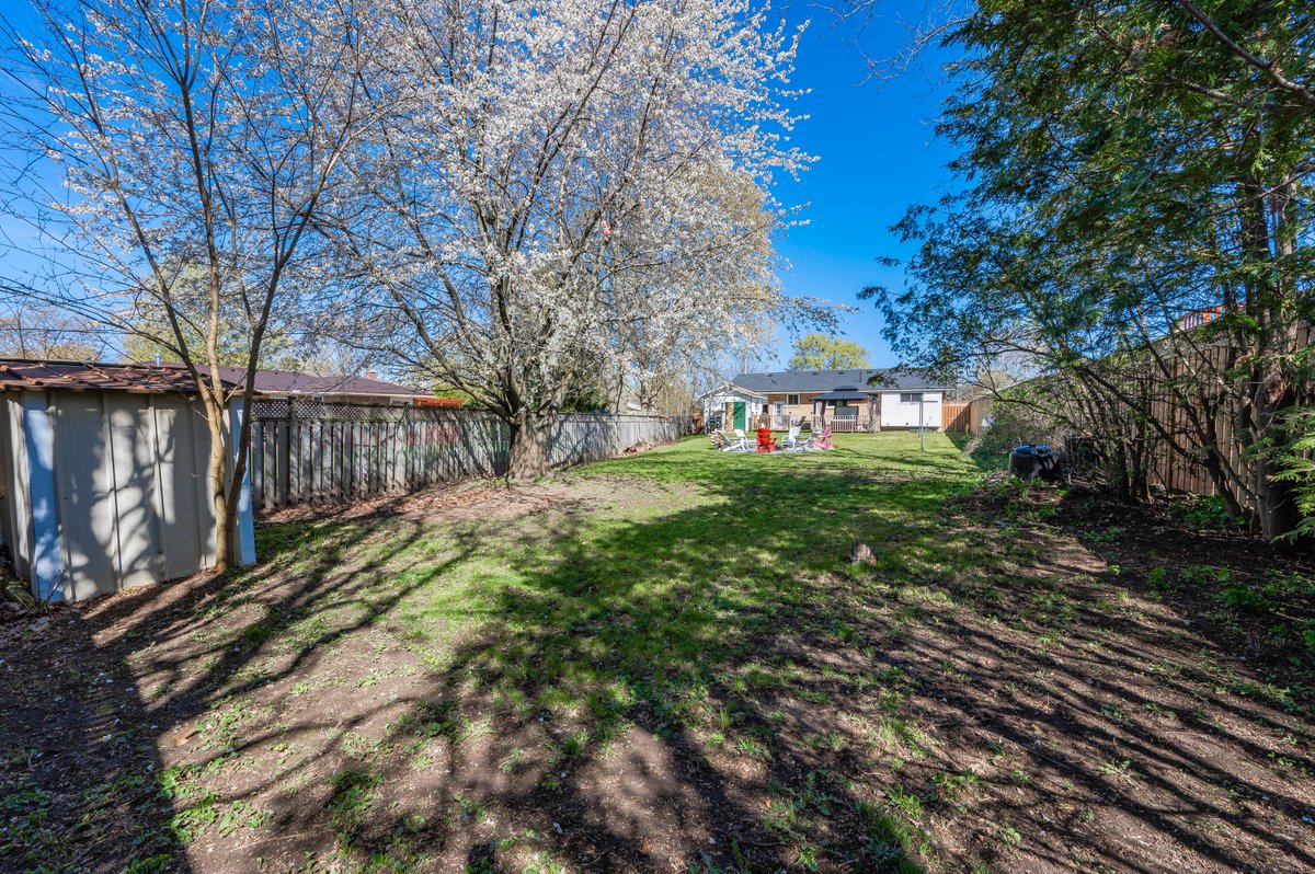 A beautiful bungalow on Blair, this 5 bed, 2 bath home is full of potential. With an in-law suite and a spacious backyard that has a large deck, a hot tub, a fire pit and more, this Galt home offers fun in the sun for the family all summer long
Learn more👉seeit.tw/ClearviewDr