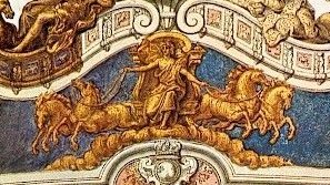 Plus bas, le Roi est représenté sous la figure de Phébus conduisant le char du Soleil attelé des quatre chevaux mythologiques Pyroïs, Euos, Actéon et Phlégon lancés au galop. Deux vont à gauche (Occident), deux à droite (Orient), affirmant la volonté du Roi de dominer l'ensemble.