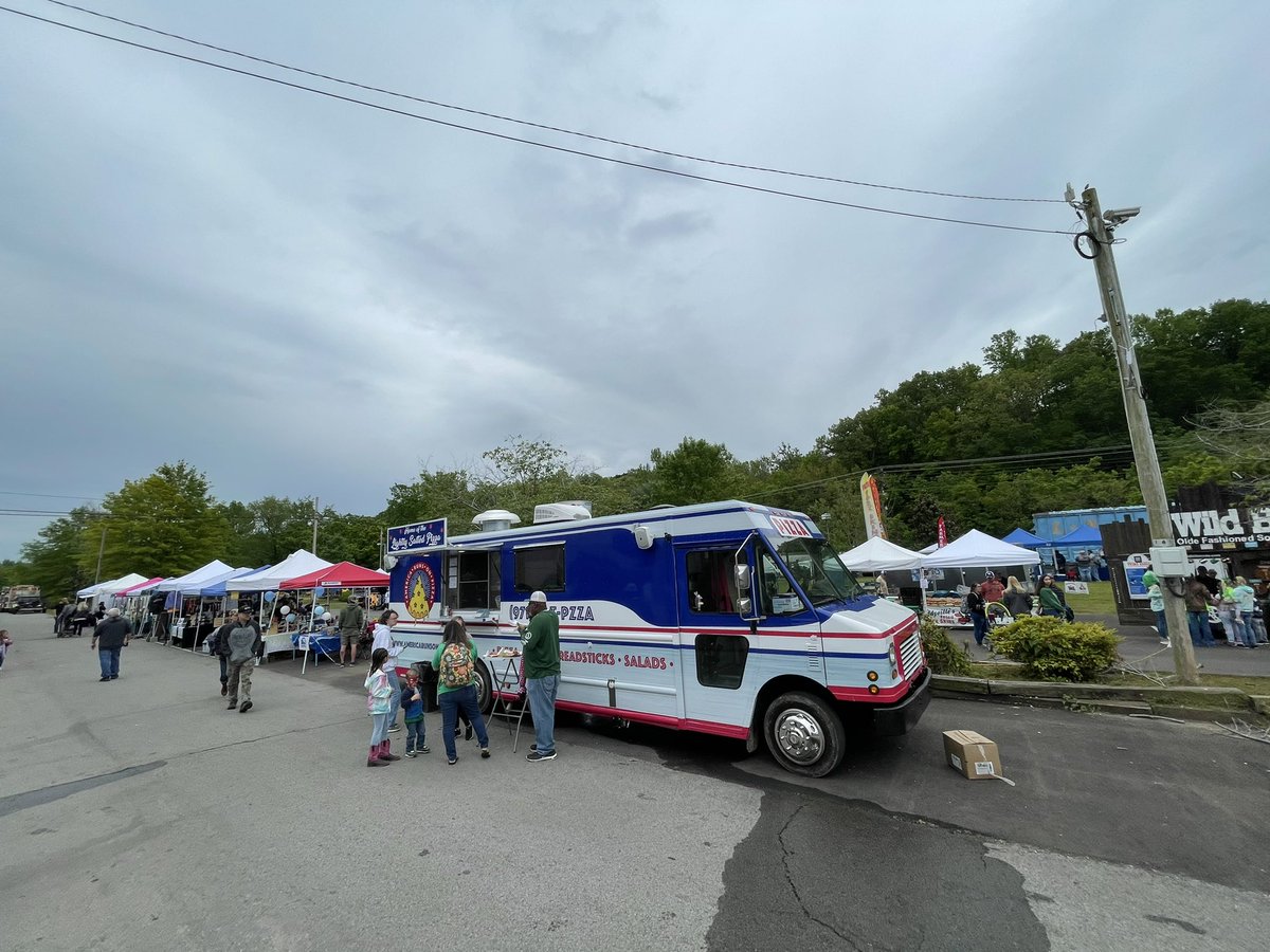 bripgilb's tweet photo. @RunsOnPizza is posted up on Spring Street in Erin, Tennessee today (05/09) from 11am-4pm!! https://t.co/H0VTVuiuPR