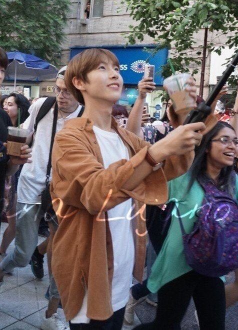 เหรินจวิ้นคือสูงเด้อ ไม่ใช่ตัวเล็กๆเลย เวลายืนข้างผู้หญิงคือมีเงยหน้ามองอะ ที่ดูตัวเล้กเพราะคนในวงสูงกว่า555555555555555555555555