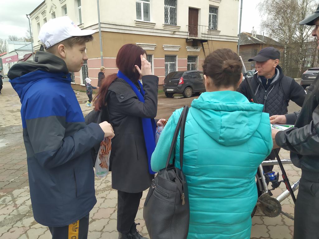 Сегодня активисты #МГЕР_ВИЧУГА поздравляли вичужан с наступающим 9 мая, раздавая георгиевские ленточки. Они напоминали вичужанам насколько этот праздник важен для жителей нашей страны
#ЕР37 #ЗнатьЧтобыПомнить