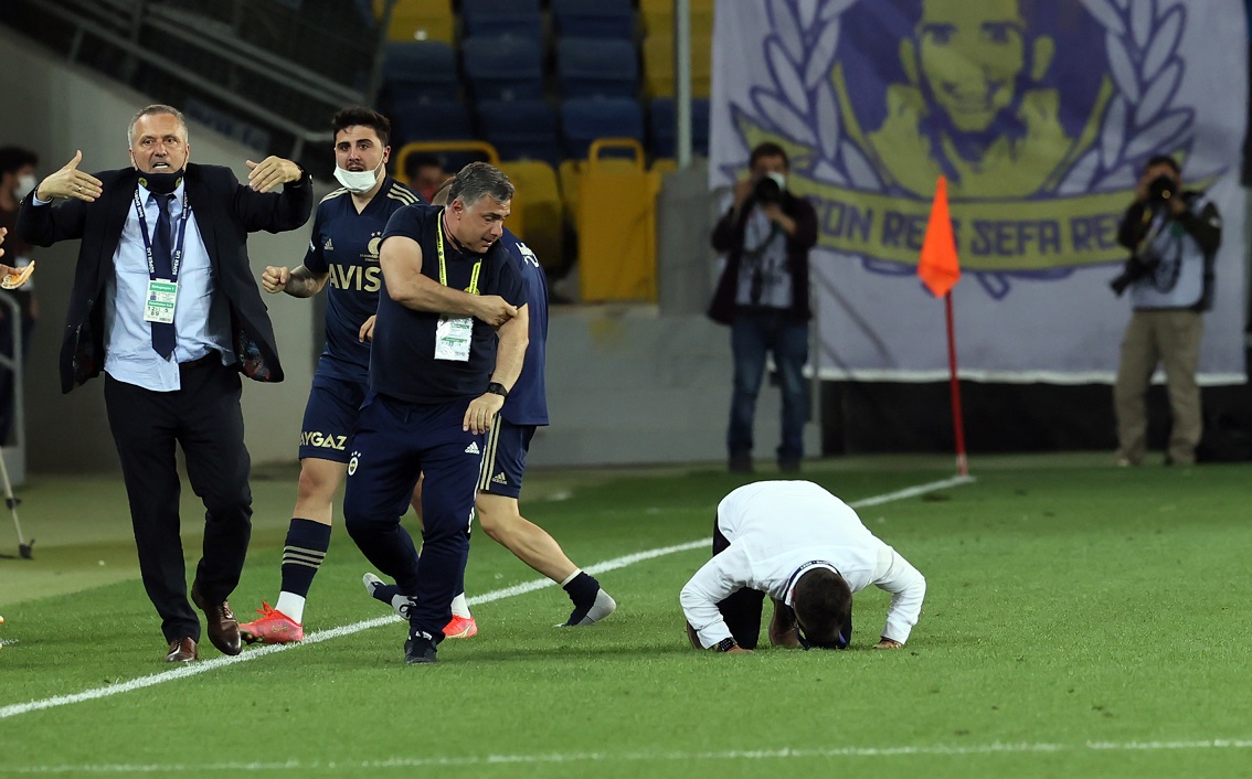 Galibiyet sonrası Emre Belözoğlu 📸