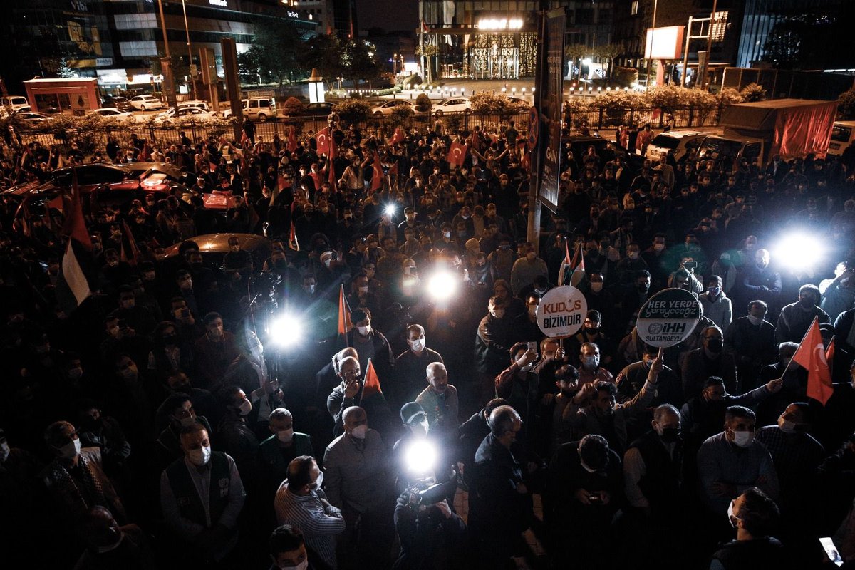 SemtMektebi's tweet photo. Terörist israilin Kudüs’deki müslüman kardeşlerimize yapmış olduğu zulmü protesto etmek için İhh Genel Başkanı Bülent Yıldırım öncülüğünde sözde devlet israil konsolosluğu önünde toplandık. Kardeşilerimize ses olmaya gayret ettik. 

#MescidiAksa https://t.co/UGogYbDMTt