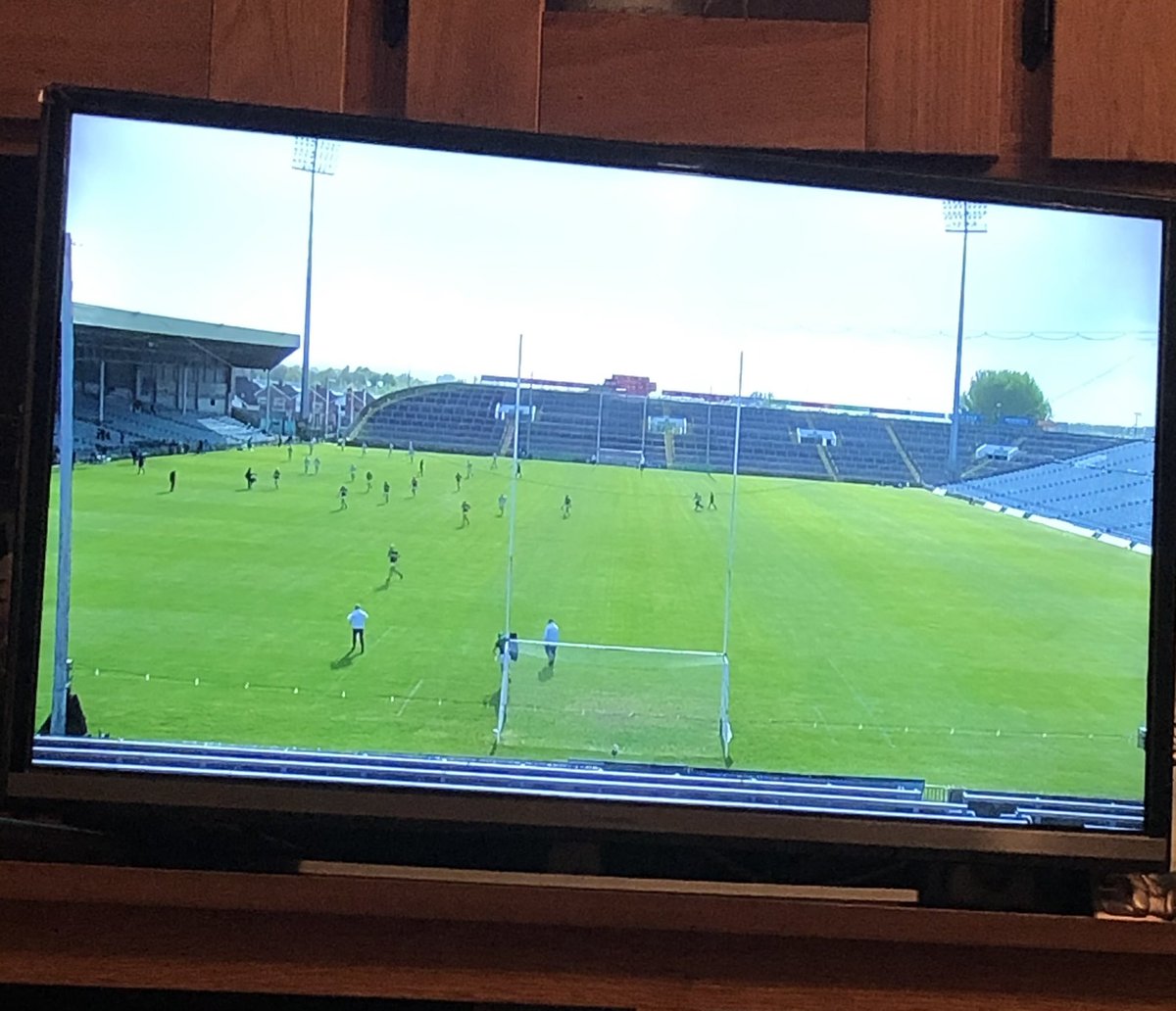 Crionao's tweet photo. Great to have an ol match to watch, even if it is only in the telly. Hon Limerick 💚 🇳🇬 #limerickvtipp #gaa https://t.co/MTWft6unQG