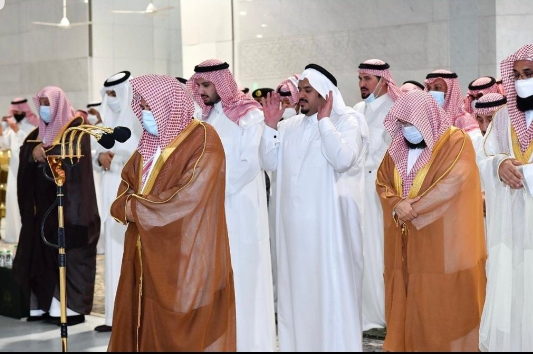 mmmm1mr's tweet photo. صاحب السمو الملكي الامير محمد عبد الرحمن عبد العزيز
وصاحب السمو الملكي الامير سعود عبدالرحمن عبدالعزيز
الامير د.نايف فواز الشعلان
الامير د.سعود فواز الشعلان
الامير فيصل سعود الشعلان
يؤدون صلاة الجنازه في الحرم المكي 
علىوالدة صاحب السمو الامير محمد عبدالرحمن عبدالعزيز
يرحمها الله https://t.co/Dx9oWtix4X