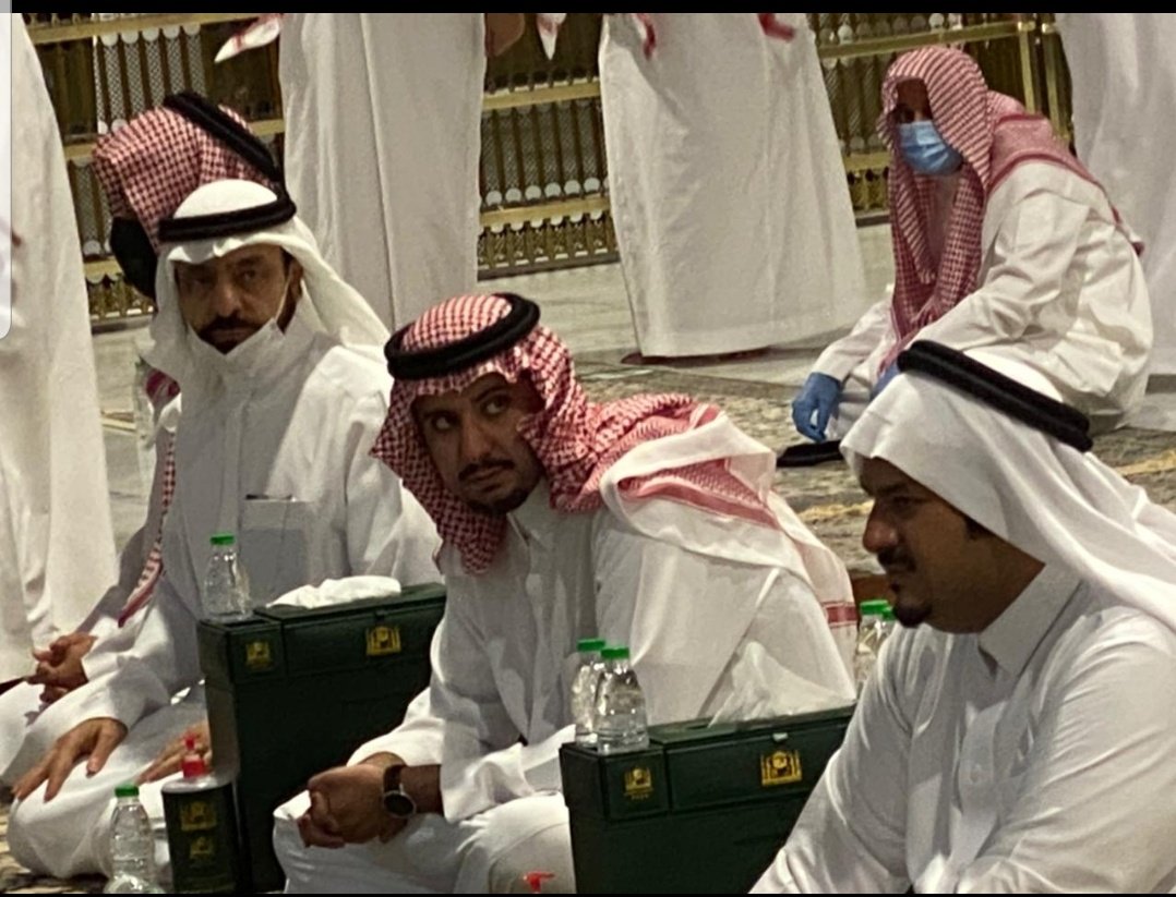 mmmm1mr's tweet photo. صاحب السمو الملكي الامير محمد عبد الرحمن عبد العزيز
وصاحب السمو الملكي الامير سعود عبدالرحمن عبدالعزيز
الامير د.نايف فواز الشعلان
الامير د.سعود فواز الشعلان
الامير فيصل سعود الشعلان
يؤدون صلاة الجنازه في الحرم المكي 
علىوالدة صاحب السمو الامير محمد عبدالرحمن عبدالعزيز
يرحمها الله https://t.co/Dx9oWtix4X