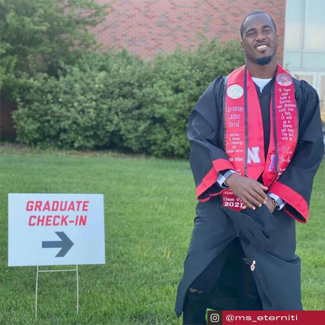 Buccaneers's tweet photo. 5⃣4⃣ became a Super Bowl champ and college graduate in the same year.

We're proud of you, Lavonte! 🎓 https://t.co/qKEyyf7RMg