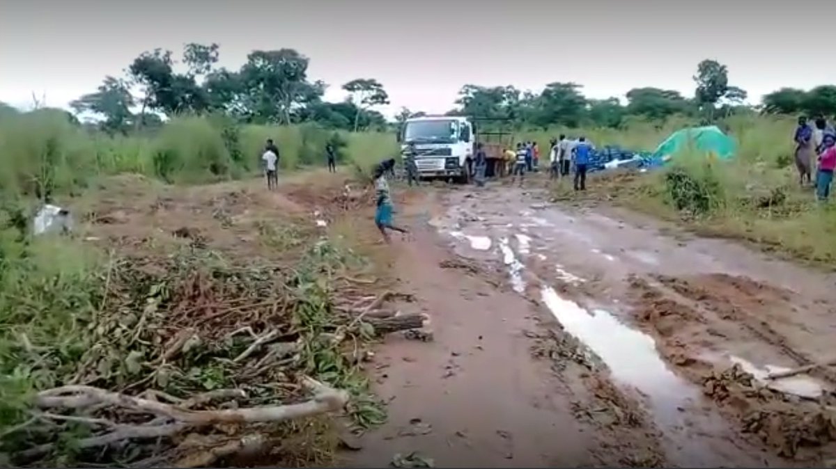 VictorKanyense's tweet photo. Chama - Lundazi Road: "Ifwe tulebomba,utupuba tuletalika," Pres Edgar Lungu. As Ed Chomba indulges EL in a panegyric:
"Somone (somone)
Somone (somone).
Somone ifyo Lungu achita,
Somone!
Somone ifyo Chagwa achita,
Somone!"
#TimeForChange
#VoteHHforChange
#VoteUPND https://t.co/gdFU0iknCx
