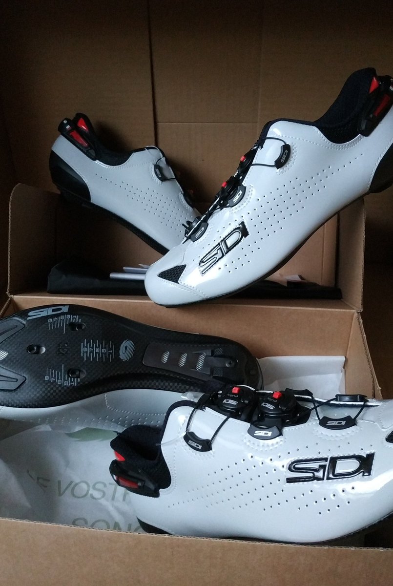 Manteniéndose fiel a sus principios, fabricando 100% a mano bajo un mismo techo en Italia.

El resultado, 60 años siendo líderes ofreciendo el mejor calzado.