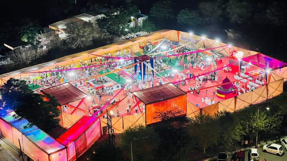 SahilDh02's tweet photo. Who allowed this wedding in lockdown, hundreds of people are there. Weeding venue is Cleo County Sec 121, Noida @noidapolice. @coprajaneesh. https://t.co/HPoeK0lTgG