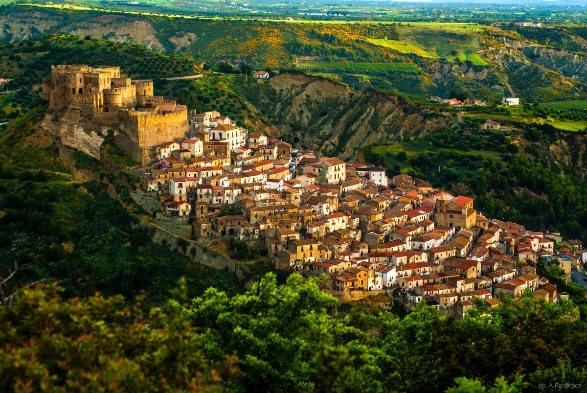 #buonsabato da #RoccaImperiale #borgo famoso per i suoi limoni #igp e per il suggestivo centro storico, con le case – di cui si ammirano architravi, cornicioni, mensole – disposte a gradinata ai piedi della #fortezza
📷A.Panarace
#borghi #Italia #Italy 
bit.ly/3tw9V2f