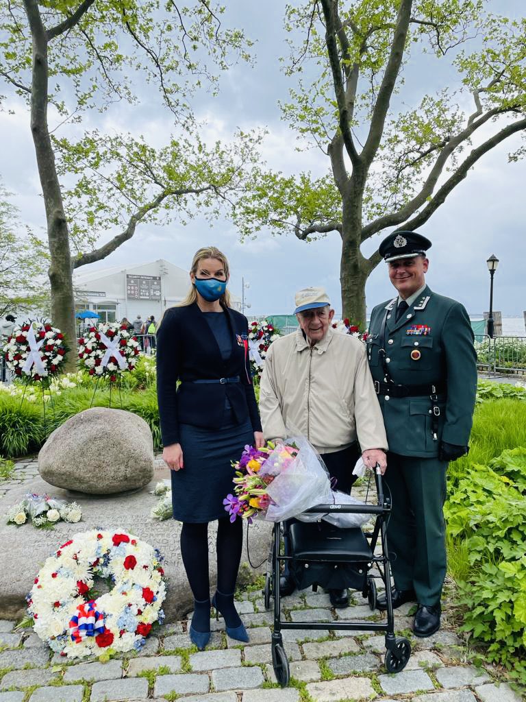 ‘Freedom is not free’

Today we honor all those who have contributed to our freedom.

War merchant sailor Karl Aksel Andresen 🇳🇴 marked the day by visiting the Norwegian Veterans Monument in Battery Park together with our Military attachés.

#VictoryInEuropeDay 
#VeteransDay