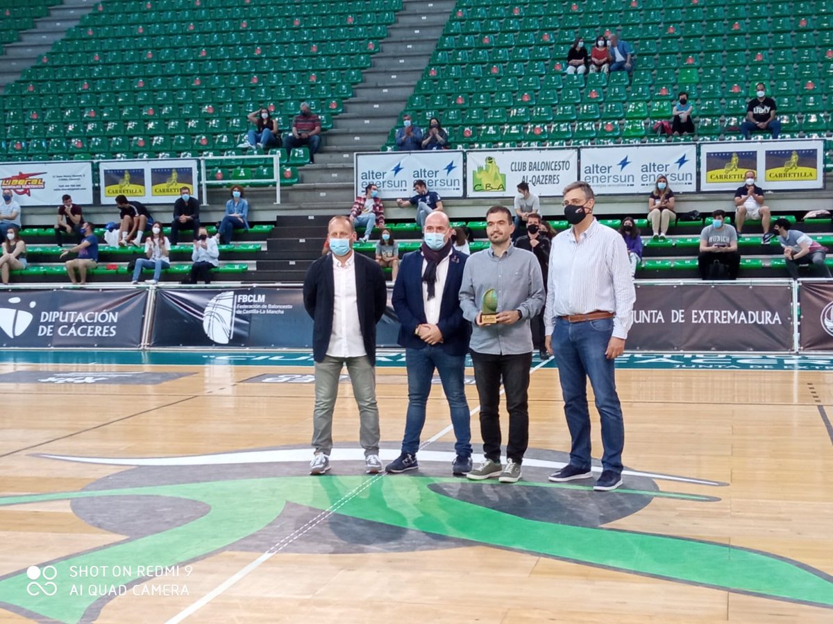 fbclm's tweet photo. 🏆 #F4FemCLMEXT | Antes del inicio de cada partido se ha procedido a la entrega de los galardones 2021 a Mejor Entrenador , Jesús Sánchez, y mejores jugadoras, Pilar Cambero y @estrelli97 (recogido por el 2º Coach, A. Izquierdo al ser baja en la Fase).
#PasionXBasketCLM https://t.co/FRs5b1roqn
